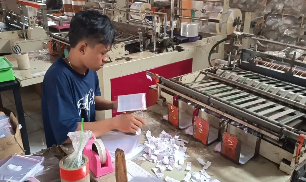 Harga-Bahan-Baku-Meroket-Pengusaha-Plastik-di-Kabupaten-Semarang-Tekan-Produksi-Hingga-50-Persen