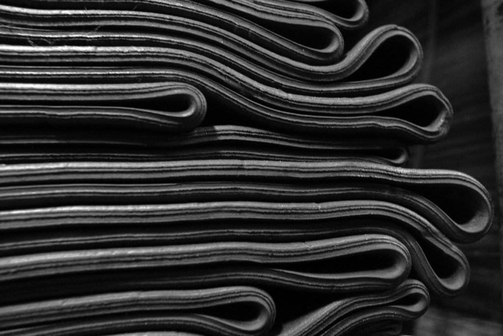Ilustrasi 1 untuk artikel “Pemahaman tentang Penggunaan Rubber Compound dalam Material Konstruksi”