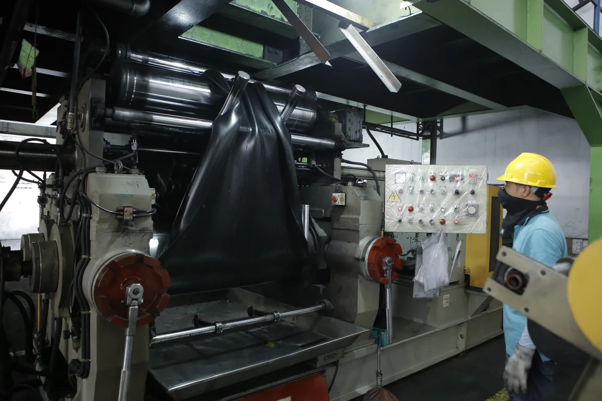 Rubber processing on an open mill