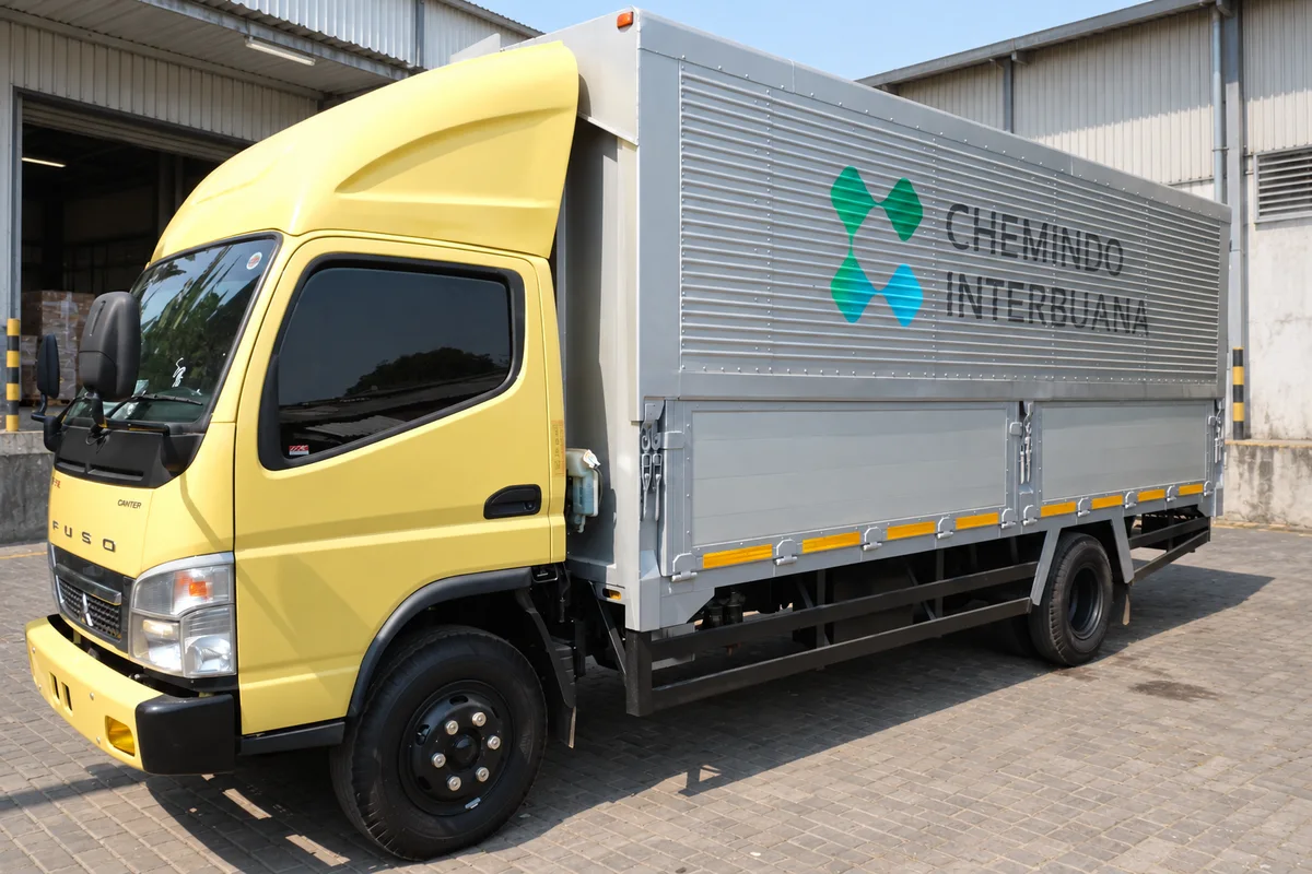 Truk pengiriman Chemindo di lingkungan gudang industri